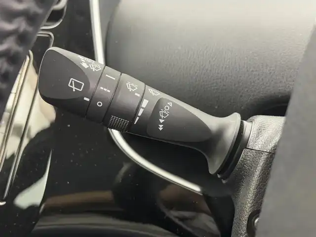 トヨタ プリウス S 埼玉県 2019(平31)年 8万km ホワイトパールクリスタルシャイン 社外エアロ/純正ナビ　NSCN-W68/(Bluetooth/CD/AUX/AM/FM)/地デジワンセグ/バックカメラ/アダプティブクルーズコントロール/車線逸脱警報/衝突軽減ブレーキ/クリアランスソナー/ドライブモードセレクト/ウィンカーミラー/電動格納ミラー/プッシュスタート/ステアリングリモコン/純正フロアマット/純正ドアバイザー