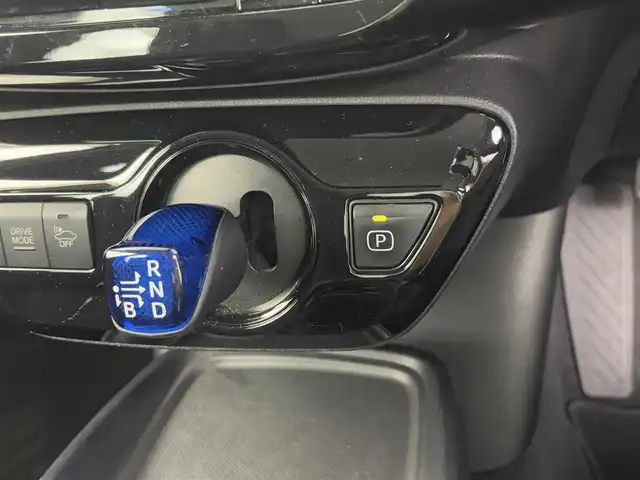 トヨタ プリウス S 埼玉県 2019(平31)年 8万km ホワイトパールクリスタルシャイン 社外エアロ/純正ナビ　NSCN-W68/(Bluetooth/CD/AUX/AM/FM)/地デジワンセグ/バックカメラ/アダプティブクルーズコントロール/車線逸脱警報/衝突軽減ブレーキ/クリアランスソナー/ドライブモードセレクト/ウィンカーミラー/電動格納ミラー/プッシュスタート/ステアリングリモコン/純正フロアマット/純正ドアバイザー