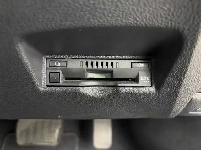 トヨタ プリウス S 埼玉県 2019(平31)年 8万km ホワイトパールクリスタルシャイン 社外エアロ/純正ナビ　NSCN-W68/(Bluetooth/CD/AUX/AM/FM)/地デジワンセグ/バックカメラ/アダプティブクルーズコントロール/車線逸脱警報/衝突軽減ブレーキ/クリアランスソナー/ドライブモードセレクト/ウィンカーミラー/電動格納ミラー/プッシュスタート/ステアリングリモコン/純正フロアマット/純正ドアバイザー