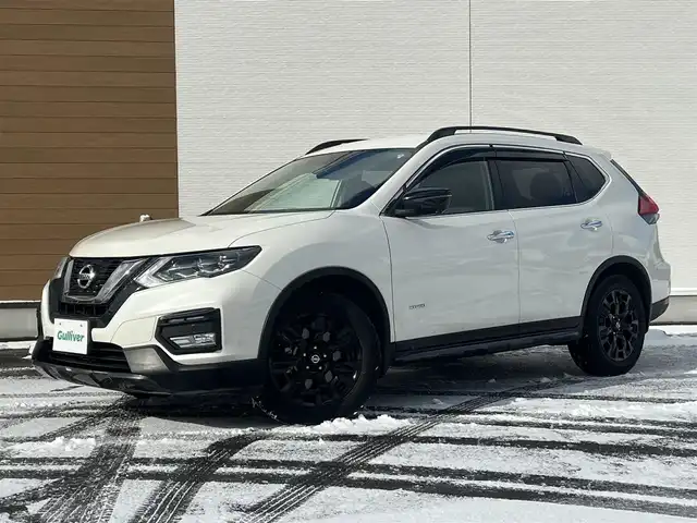日産 エクストレイル ハイブリッド 20X エクストリーマーX 秋田県 2017(平29)年 5.5万km ブリリアントホワイトパール ４WD/衝突軽減システム/LEDヘッドライト/純正SDナビ（DVD/CD/BT/AM/FM/USB）/フルセグ（走行中視聴可能）/アラウンドビューモニター/日産純正１８インチアルミ（夏タイヤ装着）/スマートキー/アイドリングストップ/プッシュスタート/コーナーセンサー/クルーズコントロール追従走行なし/ダウンヒルアシストコントロール/ステアリングスイッチ/ビルトインETC/ドライブレコーダー/ルーフレール/電動リアゲート/センターデフロック/純正フロアマット/純正ドアバイザー/オートライト/オートエアコン/パワーステアリング/パワーウィンドウ/横滑り防止/盗難防止装置/電動格納ウィンカーミラー/保証書/取扱説明書/記録簿