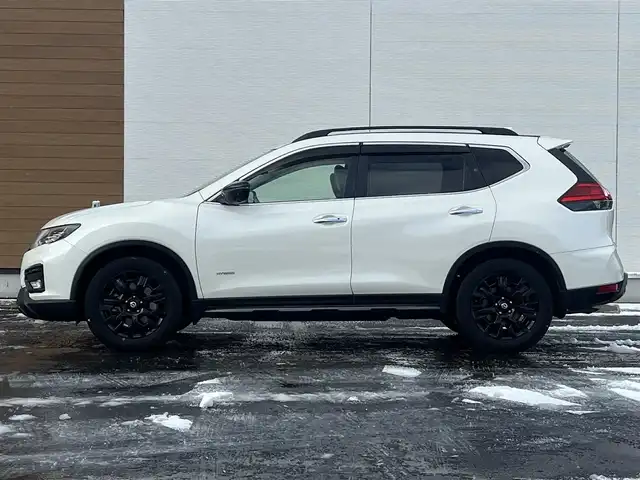 日産 エクストレイル ハイブリッド 20X エクストリーマーX 秋田県 2017(平29)年 5.5万km ブリリアントホワイトパール ４WD/衝突軽減システム/LEDヘッドライト/純正SDナビ（DVD/CD/BT/AM/FM/USB）/フルセグ（走行中視聴可能）/アラウンドビューモニター/日産純正１８インチアルミ（夏タイヤ装着）/スマートキー/アイドリングストップ/プッシュスタート/コーナーセンサー/クルーズコントロール追従走行なし/ダウンヒルアシストコントロール/ステアリングスイッチ/ビルトインETC/ドライブレコーダー/ルーフレール/電動リアゲート/センターデフロック/純正フロアマット/純正ドアバイザー/オートライト/オートエアコン/パワーステアリング/パワーウィンドウ/横滑り防止/盗難防止装置/電動格納ウィンカーミラー/保証書/取扱説明書/記録簿
