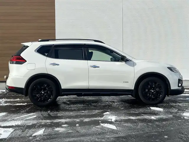 日産 エクストレイル ハイブリッド 20X エクストリーマーX 秋田県 2017(平29)年 5.5万km ブリリアントホワイトパール ４WD/衝突軽減システム/LEDヘッドライト/純正SDナビ（DVD/CD/BT/AM/FM/USB）/フルセグ（走行中視聴可能）/アラウンドビューモニター/日産純正１８インチアルミ（夏タイヤ装着）/スマートキー/アイドリングストップ/プッシュスタート/コーナーセンサー/クルーズコントロール追従走行なし/ダウンヒルアシストコントロール/ステアリングスイッチ/ビルトインETC/ドライブレコーダー/ルーフレール/電動リアゲート/センターデフロック/純正フロアマット/純正ドアバイザー/オートライト/オートエアコン/パワーステアリング/パワーウィンドウ/横滑り防止/盗難防止装置/電動格納ウィンカーミラー/保証書/取扱説明書/記録簿