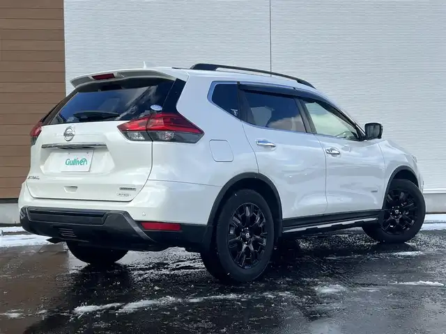 日産 エクストレイル ハイブリッド 20X エクストリーマーX 秋田県 2017(平29)年 5.5万km ブリリアントホワイトパール ４WD/衝突軽減システム/LEDヘッドライト/純正SDナビ（DVD/CD/BT/AM/FM/USB）/フルセグ（走行中視聴可能）/アラウンドビューモニター/日産純正１８インチアルミ（夏タイヤ装着）/スマートキー/アイドリングストップ/プッシュスタート/コーナーセンサー/クルーズコントロール追従走行なし/ダウンヒルアシストコントロール/ステアリングスイッチ/ビルトインETC/ドライブレコーダー/ルーフレール/電動リアゲート/センターデフロック/純正フロアマット/純正ドアバイザー/オートライト/オートエアコン/パワーステアリング/パワーウィンドウ/横滑り防止/盗難防止装置/電動格納ウィンカーミラー/保証書/取扱説明書/記録簿