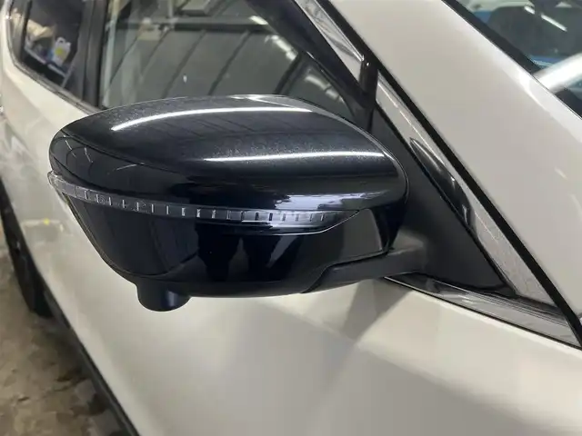 日産 エクストレイル ハイブリッド 20X エクストリーマーX 秋田県 2017(平29)年 5.5万km ブリリアントホワイトパール ４WD/衝突軽減システム/LEDヘッドライト/純正SDナビ（DVD/CD/BT/AM/FM/USB）/フルセグ（走行中視聴可能）/アラウンドビューモニター/日産純正１８インチアルミ（夏タイヤ装着）/スマートキー/アイドリングストップ/プッシュスタート/コーナーセンサー/クルーズコントロール追従走行なし/ダウンヒルアシストコントロール/ステアリングスイッチ/ビルトインETC/ドライブレコーダー/ルーフレール/電動リアゲート/センターデフロック/純正フロアマット/純正ドアバイザー/オートライト/オートエアコン/パワーステアリング/パワーウィンドウ/横滑り防止/盗難防止装置/電動格納ウィンカーミラー/保証書/取扱説明書/記録簿