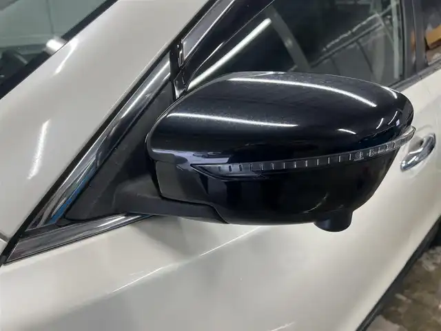 日産 エクストレイル ハイブリッド 20X エクストリーマーX 秋田県 2017(平29)年 5.5万km ブリリアントホワイトパール ４WD/衝突軽減システム/LEDヘッドライト/純正SDナビ（DVD/CD/BT/AM/FM/USB）/フルセグ（走行中視聴可能）/アラウンドビューモニター/日産純正１８インチアルミ（夏タイヤ装着）/スマートキー/アイドリングストップ/プッシュスタート/コーナーセンサー/クルーズコントロール追従走行なし/ダウンヒルアシストコントロール/ステアリングスイッチ/ビルトインETC/ドライブレコーダー/ルーフレール/電動リアゲート/センターデフロック/純正フロアマット/純正ドアバイザー/オートライト/オートエアコン/パワーステアリング/パワーウィンドウ/横滑り防止/盗難防止装置/電動格納ウィンカーミラー/保証書/取扱説明書/記録簿