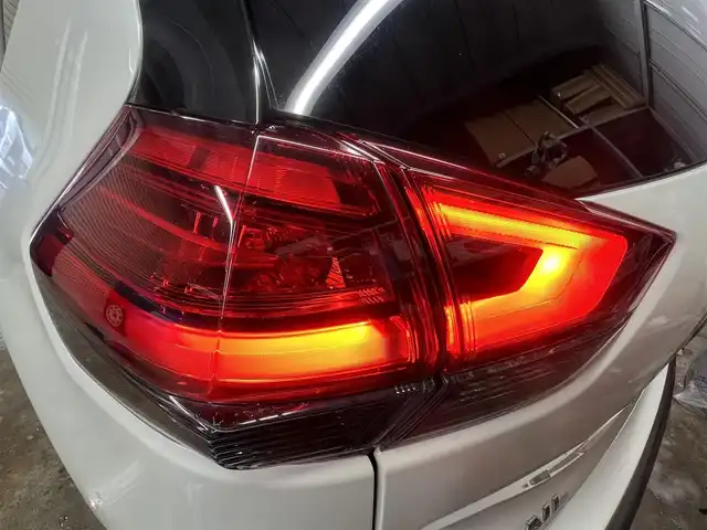 日産 エクストレイル ハイブリッド 20X エクストリーマーX 秋田県 2017(平29)年 5.5万km ブリリアントホワイトパール ４WD/衝突軽減システム/LEDヘッドライト/純正SDナビ（DVD/CD/BT/AM/FM/USB）/フルセグ（走行中視聴可能）/アラウンドビューモニター/日産純正１８インチアルミ（夏タイヤ装着）/スマートキー/アイドリングストップ/プッシュスタート/コーナーセンサー/クルーズコントロール追従走行なし/ダウンヒルアシストコントロール/ステアリングスイッチ/ビルトインETC/ドライブレコーダー/ルーフレール/電動リアゲート/センターデフロック/純正フロアマット/純正ドアバイザー/オートライト/オートエアコン/パワーステアリング/パワーウィンドウ/横滑り防止/盗難防止装置/電動格納ウィンカーミラー/保証書/取扱説明書/記録簿