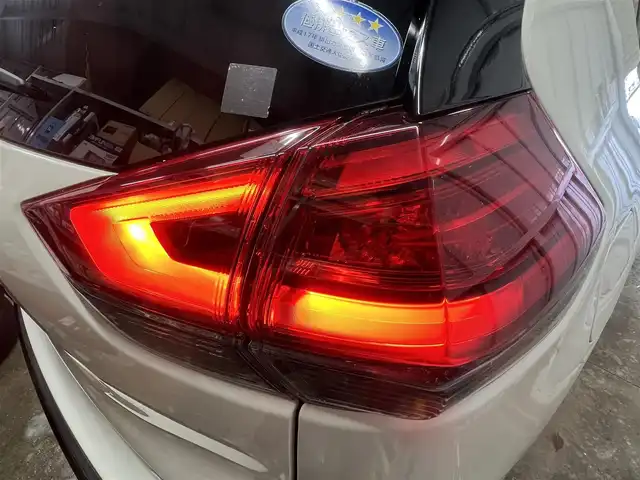 日産 エクストレイル ハイブリッド 20X エクストリーマーX 秋田県 2017(平29)年 5.5万km ブリリアントホワイトパール ４WD/衝突軽減システム/LEDヘッドライト/純正SDナビ（DVD/CD/BT/AM/FM/USB）/フルセグ（走行中視聴可能）/アラウンドビューモニター/日産純正１８インチアルミ（夏タイヤ装着）/スマートキー/アイドリングストップ/プッシュスタート/コーナーセンサー/クルーズコントロール追従走行なし/ダウンヒルアシストコントロール/ステアリングスイッチ/ビルトインETC/ドライブレコーダー/ルーフレール/電動リアゲート/センターデフロック/純正フロアマット/純正ドアバイザー/オートライト/オートエアコン/パワーステアリング/パワーウィンドウ/横滑り防止/盗難防止装置/電動格納ウィンカーミラー/保証書/取扱説明書/記録簿