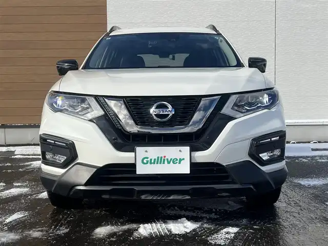 日産 エクストレイル ハイブリッド 20X エクストリーマーX 秋田県 2017(平29)年 5.5万km ブリリアントホワイトパール ４WD/衝突軽減システム/LEDヘッドライト/純正SDナビ（DVD/CD/BT/AM/FM/USB）/フルセグ（走行中視聴可能）/アラウンドビューモニター/日産純正１８インチアルミ（夏タイヤ装着）/スマートキー/アイドリングストップ/プッシュスタート/コーナーセンサー/クルーズコントロール追従走行なし/ダウンヒルアシストコントロール/ステアリングスイッチ/ビルトインETC/ドライブレコーダー/ルーフレール/電動リアゲート/センターデフロック/純正フロアマット/純正ドアバイザー/オートライト/オートエアコン/パワーステアリング/パワーウィンドウ/横滑り防止/盗難防止装置/電動格納ウィンカーミラー/保証書/取扱説明書/記録簿