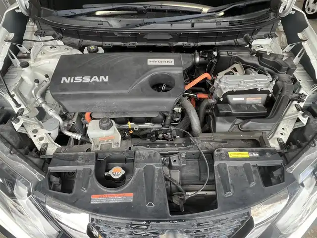 日産 エクストレイル ハイブリッド 20X エクストリーマーX 秋田県 2017(平29)年 5.5万km ブリリアントホワイトパール ４WD/衝突軽減システム/LEDヘッドライト/純正SDナビ（DVD/CD/BT/AM/FM/USB）/フルセグ（走行中視聴可能）/アラウンドビューモニター/日産純正１８インチアルミ（夏タイヤ装着）/スマートキー/アイドリングストップ/プッシュスタート/コーナーセンサー/クルーズコントロール追従走行なし/ダウンヒルアシストコントロール/ステアリングスイッチ/ビルトインETC/ドライブレコーダー/ルーフレール/電動リアゲート/センターデフロック/純正フロアマット/純正ドアバイザー/オートライト/オートエアコン/パワーステアリング/パワーウィンドウ/横滑り防止/盗難防止装置/電動格納ウィンカーミラー/保証書/取扱説明書/記録簿