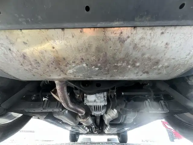 日産 エクストレイル ハイブリッド 20X エクストリーマーX 秋田県 2017(平29)年 5.5万km ブリリアントホワイトパール ４WD/衝突軽減システム/LEDヘッドライト/純正SDナビ（DVD/CD/BT/AM/FM/USB）/フルセグ（走行中視聴可能）/アラウンドビューモニター/日産純正１８インチアルミ（夏タイヤ装着）/スマートキー/アイドリングストップ/プッシュスタート/コーナーセンサー/クルーズコントロール追従走行なし/ダウンヒルアシストコントロール/ステアリングスイッチ/ビルトインETC/ドライブレコーダー/ルーフレール/電動リアゲート/センターデフロック/純正フロアマット/純正ドアバイザー/オートライト/オートエアコン/パワーステアリング/パワーウィンドウ/横滑り防止/盗難防止装置/電動格納ウィンカーミラー/保証書/取扱説明書/記録簿