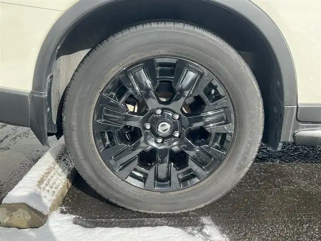 日産 エクストレイル ハイブリッド 20X エクストリーマーX 秋田県 2017(平29)年 5.5万km ブリリアントホワイトパール ４WD/衝突軽減システム/LEDヘッドライト/純正SDナビ（DVD/CD/BT/AM/FM/USB）/フルセグ（走行中視聴可能）/アラウンドビューモニター/日産純正１８インチアルミ（夏タイヤ装着）/スマートキー/アイドリングストップ/プッシュスタート/コーナーセンサー/クルーズコントロール追従走行なし/ダウンヒルアシストコントロール/ステアリングスイッチ/ビルトインETC/ドライブレコーダー/ルーフレール/電動リアゲート/センターデフロック/純正フロアマット/純正ドアバイザー/オートライト/オートエアコン/パワーステアリング/パワーウィンドウ/横滑り防止/盗難防止装置/電動格納ウィンカーミラー/保証書/取扱説明書/記録簿