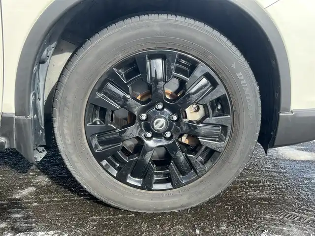 日産 エクストレイル ハイブリッド 20X エクストリーマーX 秋田県 2017(平29)年 5.5万km ブリリアントホワイトパール ４WD/衝突軽減システム/LEDヘッドライト/純正SDナビ（DVD/CD/BT/AM/FM/USB）/フルセグ（走行中視聴可能）/アラウンドビューモニター/日産純正１８インチアルミ（夏タイヤ装着）/スマートキー/アイドリングストップ/プッシュスタート/コーナーセンサー/クルーズコントロール追従走行なし/ダウンヒルアシストコントロール/ステアリングスイッチ/ビルトインETC/ドライブレコーダー/ルーフレール/電動リアゲート/センターデフロック/純正フロアマット/純正ドアバイザー/オートライト/オートエアコン/パワーステアリング/パワーウィンドウ/横滑り防止/盗難防止装置/電動格納ウィンカーミラー/保証書/取扱説明書/記録簿