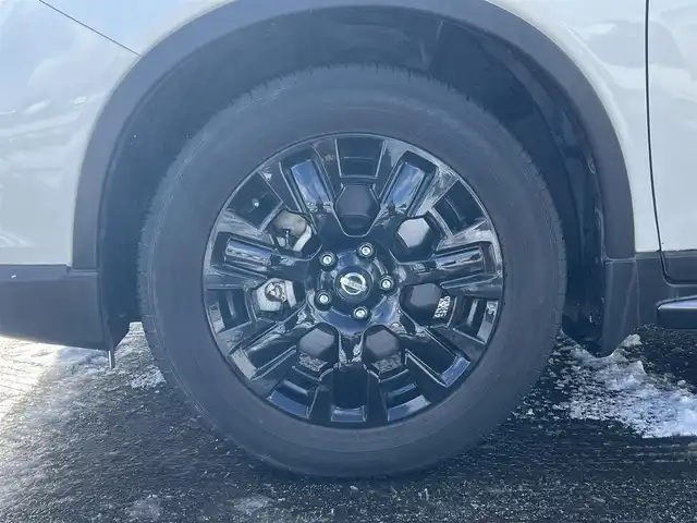 日産 エクストレイル ハイブリッド 20X エクストリーマーX 秋田県 2017(平29)年 5.5万km ブリリアントホワイトパール ４WD/衝突軽減システム/LEDヘッドライト/純正SDナビ（DVD/CD/BT/AM/FM/USB）/フルセグ（走行中視聴可能）/アラウンドビューモニター/日産純正１８インチアルミ（夏タイヤ装着）/スマートキー/アイドリングストップ/プッシュスタート/コーナーセンサー/クルーズコントロール追従走行なし/ダウンヒルアシストコントロール/ステアリングスイッチ/ビルトインETC/ドライブレコーダー/ルーフレール/電動リアゲート/センターデフロック/純正フロアマット/純正ドアバイザー/オートライト/オートエアコン/パワーステアリング/パワーウィンドウ/横滑り防止/盗難防止装置/電動格納ウィンカーミラー/保証書/取扱説明書/記録簿