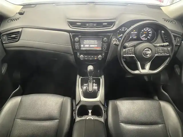 日産 エクストレイル ハイブリッド 20X エクストリーマーX 秋田県 2017(平29)年 5.5万km ブリリアントホワイトパール ４WD/衝突軽減システム/LEDヘッドライト/純正SDナビ（DVD/CD/BT/AM/FM/USB）/フルセグ（走行中視聴可能）/アラウンドビューモニター/日産純正１８インチアルミ（夏タイヤ装着）/スマートキー/アイドリングストップ/プッシュスタート/コーナーセンサー/クルーズコントロール追従走行なし/ダウンヒルアシストコントロール/ステアリングスイッチ/ビルトインETC/ドライブレコーダー/ルーフレール/電動リアゲート/センターデフロック/純正フロアマット/純正ドアバイザー/オートライト/オートエアコン/パワーステアリング/パワーウィンドウ/横滑り防止/盗難防止装置/電動格納ウィンカーミラー/保証書/取扱説明書/記録簿