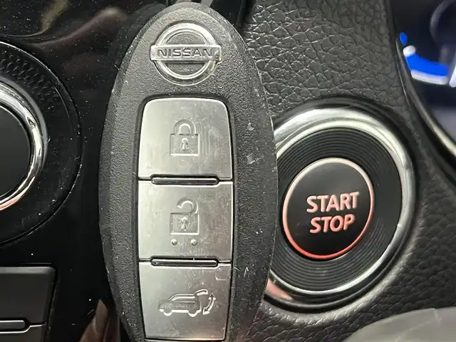 日産 エクストレイル ハイブリッド 20X エクストリーマーX 秋田県 2017(平29)年 5.5万km ブリリアントホワイトパール ４WD/衝突軽減システム/LEDヘッドライト/純正SDナビ（DVD/CD/BT/AM/FM/USB）/フルセグ（走行中視聴可能）/アラウンドビューモニター/日産純正１８インチアルミ（夏タイヤ装着）/スマートキー/アイドリングストップ/プッシュスタート/コーナーセンサー/クルーズコントロール追従走行なし/ダウンヒルアシストコントロール/ステアリングスイッチ/ビルトインETC/ドライブレコーダー/ルーフレール/電動リアゲート/センターデフロック/純正フロアマット/純正ドアバイザー/オートライト/オートエアコン/パワーステアリング/パワーウィンドウ/横滑り防止/盗難防止装置/電動格納ウィンカーミラー/保証書/取扱説明書/記録簿