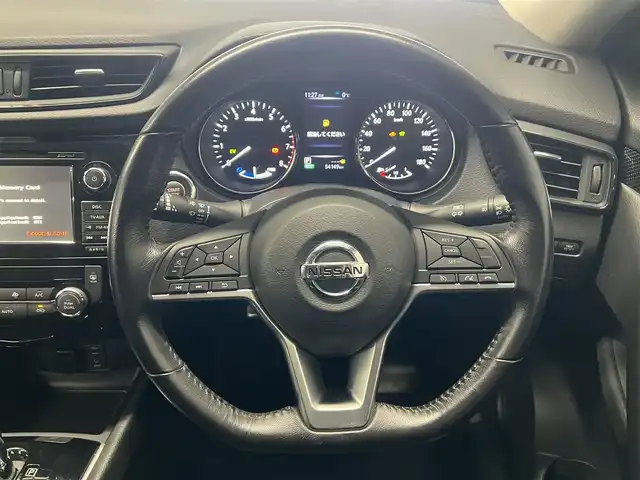日産 エクストレイル ハイブリッド 20X エクストリーマーX 秋田県 2017(平29)年 5.5万km ブリリアントホワイトパール ４WD/衝突軽減システム/LEDヘッドライト/純正SDナビ（DVD/CD/BT/AM/FM/USB）/フルセグ（走行中視聴可能）/アラウンドビューモニター/日産純正１８インチアルミ（夏タイヤ装着）/スマートキー/アイドリングストップ/プッシュスタート/コーナーセンサー/クルーズコントロール追従走行なし/ダウンヒルアシストコントロール/ステアリングスイッチ/ビルトインETC/ドライブレコーダー/ルーフレール/電動リアゲート/センターデフロック/純正フロアマット/純正ドアバイザー/オートライト/オートエアコン/パワーステアリング/パワーウィンドウ/横滑り防止/盗難防止装置/電動格納ウィンカーミラー/保証書/取扱説明書/記録簿