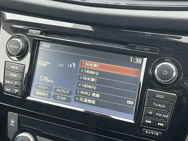 日産 エクストレイル ハイブリッド 20X エクストリーマーX 秋田県 2017(平29)年 5.5万km ブリリアントホワイトパール ４WD/衝突軽減システム/LEDヘッドライト/純正SDナビ（DVD/CD/BT/AM/FM/USB）/フルセグ（走行中視聴可能）/アラウンドビューモニター/日産純正１８インチアルミ（夏タイヤ装着）/スマートキー/アイドリングストップ/プッシュスタート/コーナーセンサー/クルーズコントロール追従走行なし/ダウンヒルアシストコントロール/ステアリングスイッチ/ビルトインETC/ドライブレコーダー/ルーフレール/電動リアゲート/センターデフロック/純正フロアマット/純正ドアバイザー/オートライト/オートエアコン/パワーステアリング/パワーウィンドウ/横滑り防止/盗難防止装置/電動格納ウィンカーミラー/保証書/取扱説明書/記録簿