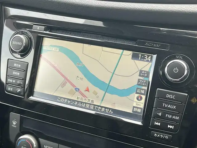 日産 エクストレイル ハイブリッド 20X エクストリーマーX 秋田県 2017(平29)年 5.5万km ブリリアントホワイトパール ４WD/衝突軽減システム/LEDヘッドライト/純正SDナビ（DVD/CD/BT/AM/FM/USB）/フルセグ（走行中視聴可能）/アラウンドビューモニター/日産純正１８インチアルミ（夏タイヤ装着）/スマートキー/アイドリングストップ/プッシュスタート/コーナーセンサー/クルーズコントロール追従走行なし/ダウンヒルアシストコントロール/ステアリングスイッチ/ビルトインETC/ドライブレコーダー/ルーフレール/電動リアゲート/センターデフロック/純正フロアマット/純正ドアバイザー/オートライト/オートエアコン/パワーステアリング/パワーウィンドウ/横滑り防止/盗難防止装置/電動格納ウィンカーミラー/保証書/取扱説明書/記録簿