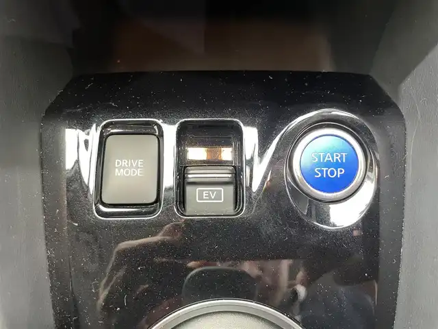 日産 キックス X 鹿児島県 2021(令3)年 2.6万km ブリリアントホワイトパール/ピュアブラック 2トーン 禁煙車/純正ナビ/プロパイロット/・アラウンドビューモニター/・インテリジェントエマージェンシーブレーキ/・車線逸脱防止支援システム/・ふらつき警報/・車線逸脱警報/・踏み間違い衝突防止アシスト/・ヒルスタートアシスト/アイドリングストップ/純正フロアマット/ドアバイザー/デジタルインナーミラー/オートホールド/電動格納ミラー/ETC