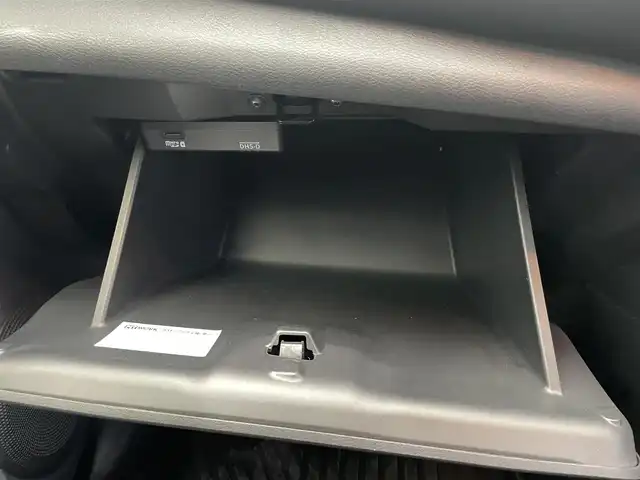 日産 キックス X 鹿児島県 2021(令3)年 2.6万km ブリリアントホワイトパール/ピュアブラック 2トーン 禁煙車/純正ナビ/プロパイロット/・アラウンドビューモニター/・インテリジェントエマージェンシーブレーキ/・車線逸脱防止支援システム/・ふらつき警報/・車線逸脱警報/・踏み間違い衝突防止アシスト/・ヒルスタートアシスト/アイドリングストップ/純正フロアマット/ドアバイザー/デジタルインナーミラー/オートホールド/電動格納ミラー/ETC