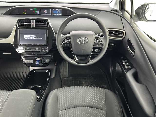 トヨタ プリウス Sセーフティプラス ツートーン 宮城県 2017(平29)年 2.4万km アティチュードブラックマイカ/ホワイトパールクリスタルシャイン 禁煙車　/トヨタセーフティセンス/・プリクラッシュセーフティ/・レーントレーシングアシスト/・アダプティブクルーズコントロール/・オートハイビーム/・クリアランスソナー/・パーキングアシスト/純正9型ナビ/・CD・DVD・BT・SD/バックカメラ　/フルセグＴＶ　/純正ドライブレコーダー（F）　/ＬＥＤヘッドライト　/ＬＥＤフォグライト　/ビルドインＥＴＣ　/純正17インチアルミホイール　/純正フロアマット　/横滑り防止装置/プッシュスタート/スマートキー
