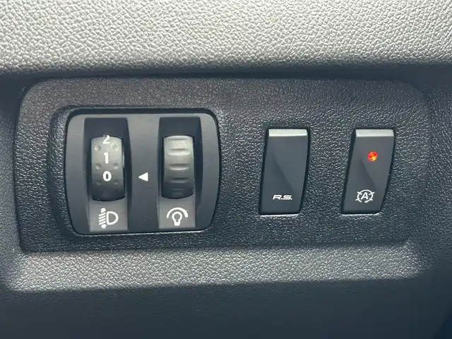 ルノー メガーヌ ルノー スポール 福岡県 2017(平29)年 3.8万km パール 社外ナビ（AVIC-RZ801）/（AM/FM/BT/DVD/フルセグTV）/6速マニュアルトランスミッション/バックカメラ/ドライブレコーダー/クルーズコントロール/ETC/Brembo製ディスク&レッドキャリパー/エアロダイナミックサイドモール/R.S.専用リアスポイラー/ドリルドアルミペダル/アルミキッキングプレート/2ゾーンオートエアコンディショナー/サテライトスイッチ/本革巻きステアリング/純正18インチアルミホイール/純正フロアマット/スペアキー/取扱説明書/保証書