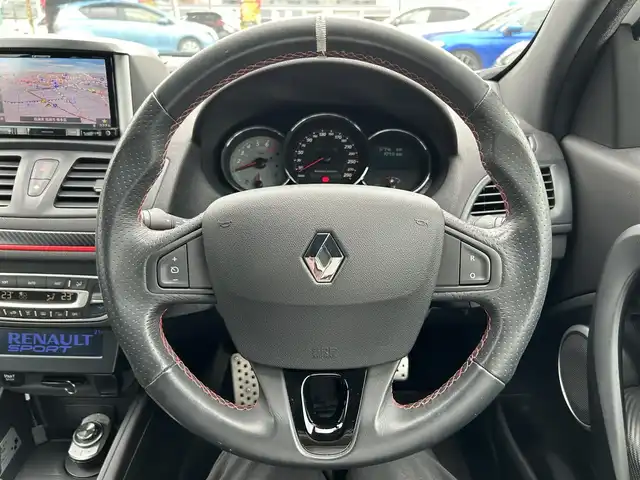 ルノー メガーヌ ルノー スポール 福岡県 2017(平29)年 3.8万km パール 社外ナビ（AVIC-RZ801）/（AM/FM/BT/DVD/フルセグTV）/6速マニュアルトランスミッション/バックカメラ/ドライブレコーダー/クルーズコントロール/ETC/Brembo製ディスク&レッドキャリパー/エアロダイナミックサイドモール/R.S.専用リアスポイラー/ドリルドアルミペダル/アルミキッキングプレート/2ゾーンオートエアコンディショナー/サテライトスイッチ/本革巻きステアリング/純正18インチアルミホイール/純正フロアマット/スペアキー/取扱説明書/保証書