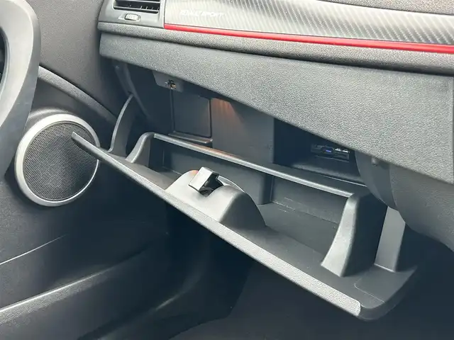 ルノー メガーヌ ルノー スポール 福岡県 2017(平29)年 3.8万km パール 社外ナビ（AVIC-RZ801）/（AM/FM/BT/DVD/フルセグTV）/6速マニュアルトランスミッション/バックカメラ/ドライブレコーダー/クルーズコントロール/ETC/Brembo製ディスク&レッドキャリパー/エアロダイナミックサイドモール/R.S.専用リアスポイラー/ドリルドアルミペダル/アルミキッキングプレート/2ゾーンオートエアコンディショナー/サテライトスイッチ/本革巻きステアリング/純正18インチアルミホイール/純正フロアマット/スペアキー/取扱説明書/保証書