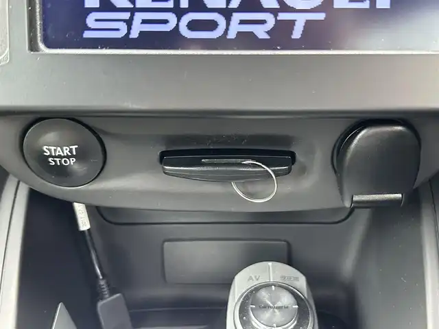 ルノー メガーヌ ルノー スポール 福岡県 2017(平29)年 3.8万km パール 社外ナビ（AVIC-RZ801）/（AM/FM/BT/DVD/フルセグTV）/6速マニュアルトランスミッション/バックカメラ/ドライブレコーダー/クルーズコントロール/ETC/Brembo製ディスク&レッドキャリパー/エアロダイナミックサイドモール/R.S.専用リアスポイラー/ドリルドアルミペダル/アルミキッキングプレート/2ゾーンオートエアコンディショナー/サテライトスイッチ/本革巻きステアリング/純正18インチアルミホイール/純正フロアマット/スペアキー/取扱説明書/保証書