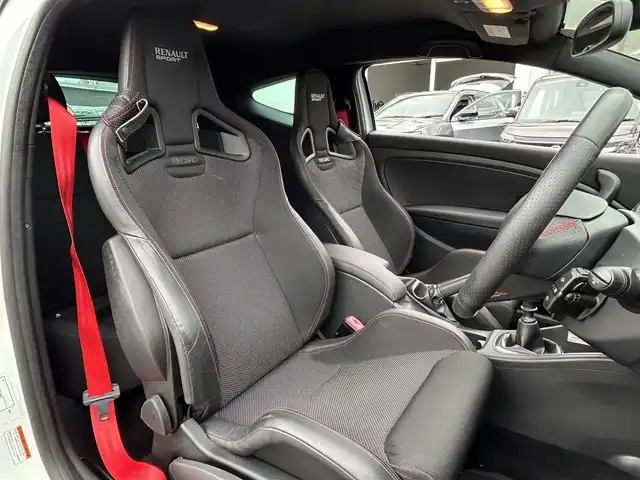 ルノー メガーヌ ルノー スポール 福岡県 2017(平29)年 3.8万km パール 社外ナビ（AVIC-RZ801）/（AM/FM/BT/DVD/フルセグTV）/6速マニュアルトランスミッション/バックカメラ/ドライブレコーダー/クルーズコントロール/ETC/Brembo製ディスク&レッドキャリパー/エアロダイナミックサイドモール/R.S.専用リアスポイラー/ドリルドアルミペダル/アルミキッキングプレート/2ゾーンオートエアコンディショナー/サテライトスイッチ/本革巻きステアリング/純正18インチアルミホイール/純正フロアマット/スペアキー/取扱説明書/保証書