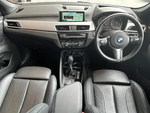 ＢＭＷ Ｘ１ xDrive 18d Mスポーツ 高知県 2018(平30)年 4.6万km アルピンホワイトⅢ 登録時走行距離　45611km/純正HDDナビ/バックカメラ/アドバンスドアクティブセーフティパッケージ/　アクティブクルーズコントロール/　ヘッドアップディスプレイ/ハイラインパッケージ/　パーフォレーション/　パワーシート/　シートヒーター/コンフォートパッケージ/　パワーバックドア/　リアシートスライディング/バックレストリリース機能/インテリジェントセーフティ/クリアランスソナー/ETC/オートワイパー/オートライト/純正LEDライト/フォグランプ/スマートキー/プッシュスタート/純正オプションアルミホイール 19インチ/ドアバイザー/ウインカーミラー/純正フロアマット/新車時整備手帳（保証書）/取扱説明書