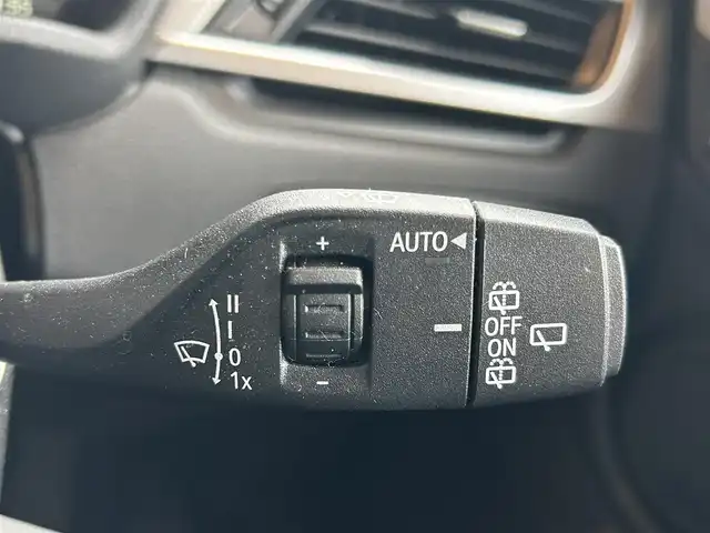 ＢＭＷ Ｘ１ xDrive 18d Mスポーツ 高知県 2018(平30)年 4.6万km アルピンホワイトⅢ 登録時走行距離　45611km/純正HDDナビ/バックカメラ/アドバンスドアクティブセーフティパッケージ/　アクティブクルーズコントロール/　ヘッドアップディスプレイ/ハイラインパッケージ/　パーフォレーション/　パワーシート/　シートヒーター/コンフォートパッケージ/　パワーバックドア/　リアシートスライディング/バックレストリリース機能/インテリジェントセーフティ/クリアランスソナー/ETC/オートワイパー/オートライト/純正LEDライト/フォグランプ/スマートキー/プッシュスタート/純正オプションアルミホイール 19インチ/ドアバイザー/ウインカーミラー/純正フロアマット/新車時整備手帳（保証書）/取扱説明書