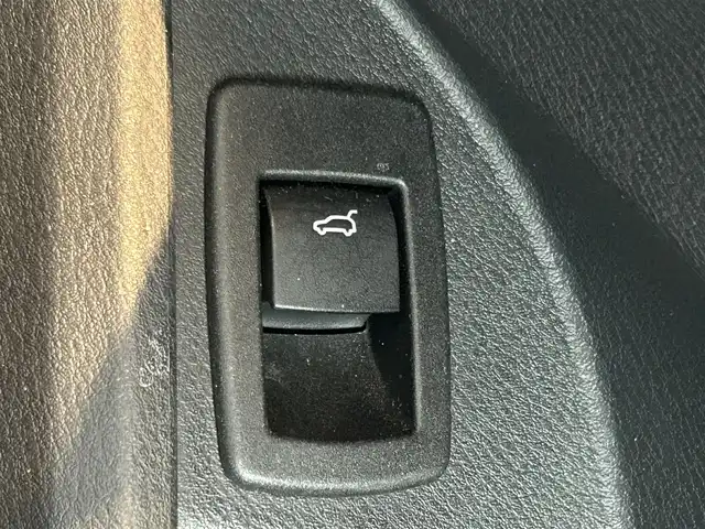 ＢＭＷ Ｘ１ xDrive 18d Mスポーツ 高知県 2018(平30)年 4.6万km アルピンホワイトⅢ 登録時走行距離　45611km/純正HDDナビ/バックカメラ/アドバンスドアクティブセーフティパッケージ/　アクティブクルーズコントロール/　ヘッドアップディスプレイ/ハイラインパッケージ/　パーフォレーション/　パワーシート/　シートヒーター/コンフォートパッケージ/　パワーバックドア/　リアシートスライディング/バックレストリリース機能/インテリジェントセーフティ/クリアランスソナー/ETC/オートワイパー/オートライト/純正LEDライト/フォグランプ/スマートキー/プッシュスタート/純正オプションアルミホイール 19インチ/ドアバイザー/ウインカーミラー/純正フロアマット/新車時整備手帳（保証書）/取扱説明書