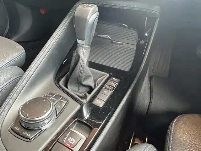 ＢＭＷ Ｘ１ xDrive 18d Mスポーツ 高知県 2018(平30)年 4.6万km アルピンホワイトⅢ 登録時走行距離　45611km/純正HDDナビ/バックカメラ/アドバンスドアクティブセーフティパッケージ/　アクティブクルーズコントロール/　ヘッドアップディスプレイ/ハイラインパッケージ/　パーフォレーション/　パワーシート/　シートヒーター/コンフォートパッケージ/　パワーバックドア/　リアシートスライディング/バックレストリリース機能/インテリジェントセーフティ/クリアランスソナー/ETC/オートワイパー/オートライト/純正LEDライト/フォグランプ/スマートキー/プッシュスタート/純正オプションアルミホイール 19インチ/ドアバイザー/ウインカーミラー/純正フロアマット/新車時整備手帳（保証書）/取扱説明書