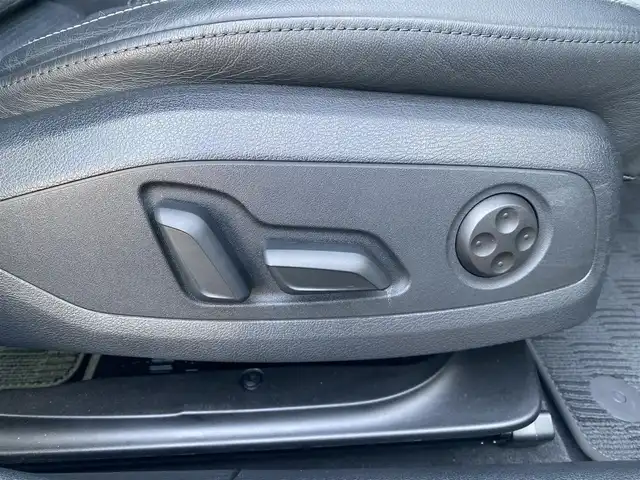 アウディ Ａ４ 35TDI Sライン 福岡県 2023(令5)年 1.1万km グレイシアホワイトメタリック クルーズコントロール/・純正ナビ/Bluetooth/USB/・全方位カメラ/・ハーフレザーシート/シートヒーター/・フルセグテレビ/・ETC/・純正18AW/・LEDライト/・取扱説明書/・スペアキー