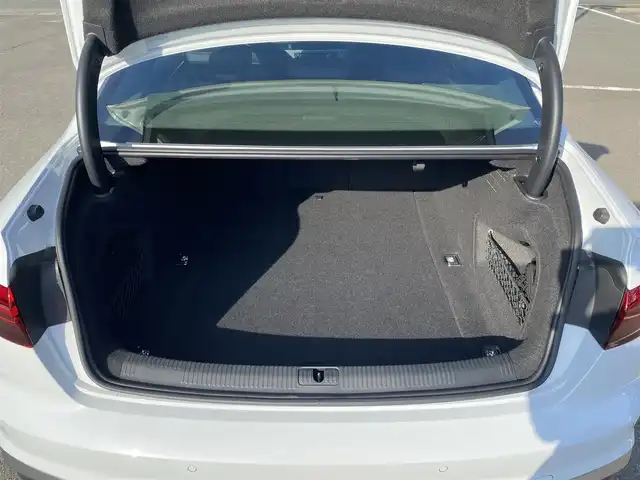 アウディ Ａ４ 35TDI Sライン 福岡県 2023(令5)年 1.1万km グレイシアホワイトメタリック クルーズコントロール/・純正ナビ/Bluetooth/USB/・全方位カメラ/・ハーフレザーシート/シートヒーター/・フルセグテレビ/・ETC/・純正18AW/・LEDライト/・取扱説明書/・スペアキー