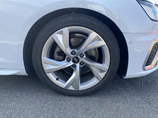 アウディ Ａ４ 35TDI Sライン 福岡県 2023(令5)年 1.1万km グレイシアホワイトメタリック クルーズコントロール/・純正ナビ/Bluetooth/USB/・全方位カメラ/・ハーフレザーシート/シートヒーター/・フルセグテレビ/・ETC/・純正18AW/・LEDライト/・取扱説明書/・スペアキー