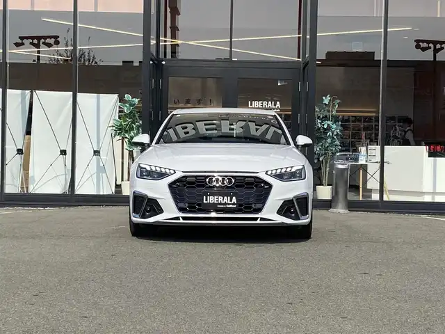 アウディ Ａ４ 35TDI Sライン 福岡県 2023(令5)年 1.1万km グレイシアホワイトメタリック クルーズコントロール/・純正ナビ/Bluetooth/USB/・全方位カメラ/・ハーフレザーシート/シートヒーター/・フルセグテレビ/・ETC/・純正18AW/・LEDライト/・取扱説明書/・スペアキー
