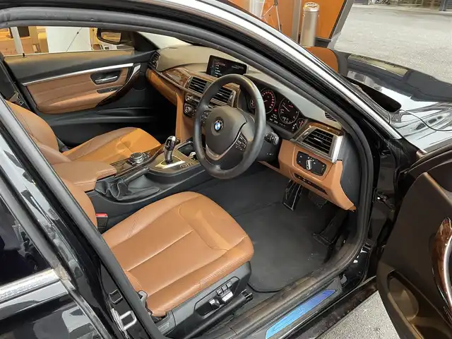 ＢＭＷ ３２０ｄ ラグジュアリー 高知県 2017(平29)年 3.1万km サファイアブラックP 純正ナビゲーション　/バックカメラ　/運転席・助手席パワーシート　/シートヒーター　/運転席シートメモリー　/クルーズコントロール　/ＣＤ／ＤＶＤデッキ　/茶革シート　/ＵＳＢ入力端子　/純正アルミホイール　/スペアキー