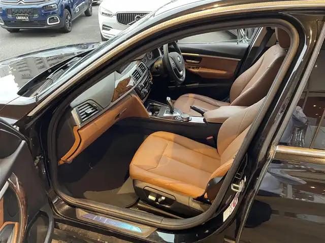 ＢＭＷ ３２０ｄ ラグジュアリー 高知県 2017(平29)年 3.1万km サファイアブラックP 純正ナビゲーション　/バックカメラ　/運転席・助手席パワーシート　/シートヒーター　/運転席シートメモリー　/クルーズコントロール　/ＣＤ／ＤＶＤデッキ　/茶革シート　/ＵＳＢ入力端子　/純正アルミホイール　/スペアキー