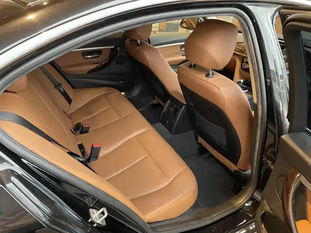 ＢＭＷ ３２０ｄ ラグジュアリー 高知県 2017(平29)年 3.1万km サファイアブラックP 純正ナビゲーション　/バックカメラ　/運転席・助手席パワーシート　/シートヒーター　/運転席シートメモリー　/クルーズコントロール　/ＣＤ／ＤＶＤデッキ　/茶革シート　/ＵＳＢ入力端子　/純正アルミホイール　/スペアキー