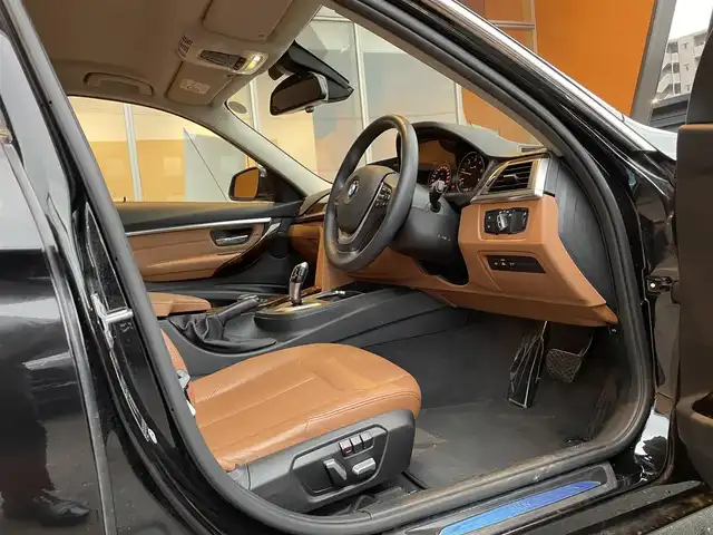 ＢＭＷ ３２０ｄ ラグジュアリー 高知県 2017(平29)年 3.1万km サファイアブラックP 純正ナビゲーション　/バックカメラ　/運転席・助手席パワーシート　/シートヒーター　/運転席シートメモリー　/クルーズコントロール　/ＣＤ／ＤＶＤデッキ　/茶革シート　/ＵＳＢ入力端子　/純正アルミホイール　/スペアキー