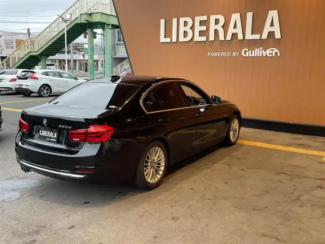 ＢＭＷ ３２０ｄ ラグジュアリー 高知県 2017(平29)年 3.1万km サファイアブラックP 純正ナビゲーション　/バックカメラ　/運転席・助手席パワーシート　/シートヒーター　/運転席シートメモリー　/クルーズコントロール　/ＣＤ／ＤＶＤデッキ　/茶革シート　/ＵＳＢ入力端子　/純正アルミホイール　/スペアキー
