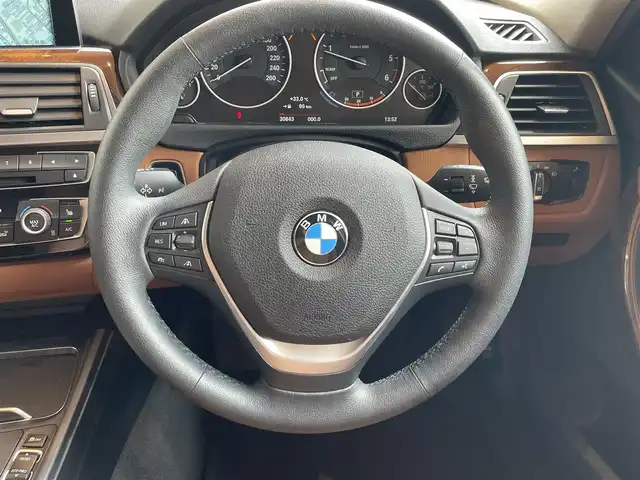 ＢＭＷ ３２０ｄ ラグジュアリー 高知県 2017(平29)年 3.1万km サファイアブラックP 純正ナビゲーション　/バックカメラ　/運転席・助手席パワーシート　/シートヒーター　/運転席シートメモリー　/アクティブクルーズコントロール　/ＣＤ／ＤＶＤデッキ　/茶革シート　/ＵＳＢ入力端子　/純正アルミホイール　/スペアキー