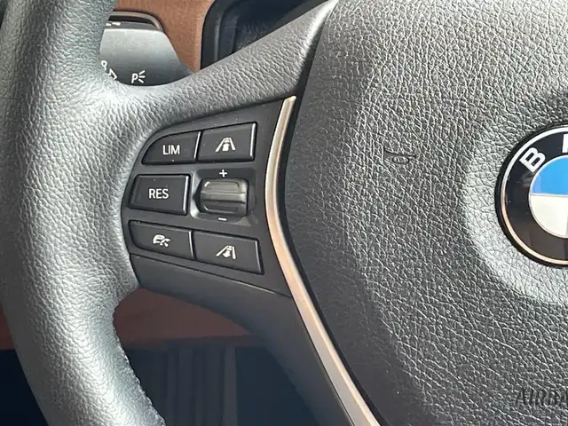 ＢＭＷ ３２０ｄ ラグジュアリー 高知県 2017(平29)年 3.1万km サファイアブラックP 純正ナビゲーション　/バックカメラ　/運転席・助手席パワーシート　/シートヒーター　/運転席シートメモリー　/アクティブクルーズコントロール　/ＣＤ／ＤＶＤデッキ　/茶革シート　/ＵＳＢ入力端子　/純正アルミホイール　/スペアキー