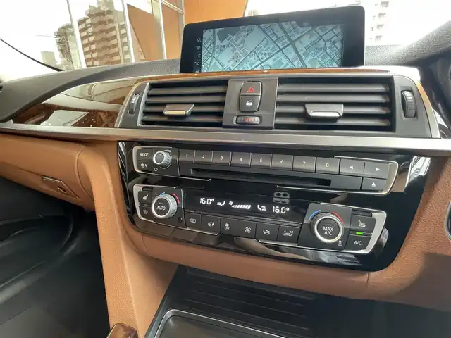 ＢＭＷ ３２０ｄ ラグジュアリー 高知県 2017(平29)年 3.1万km サファイアブラックP 純正ナビゲーション　/バックカメラ　/運転席・助手席パワーシート　/シートヒーター　/運転席シートメモリー　/アクティブクルーズコントロール　/ＣＤ／ＤＶＤデッキ　/茶革シート　/ＵＳＢ入力端子　/純正アルミホイール　/スペアキー
