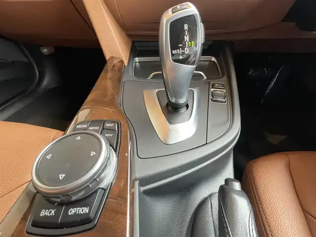 ＢＭＷ ３２０ｄ ラグジュアリー 高知県 2017(平29)年 3.1万km サファイアブラックP 純正ナビゲーション　/バックカメラ　/運転席・助手席パワーシート　/シートヒーター　/運転席シートメモリー　/アクティブクルーズコントロール　/ＣＤ／ＤＶＤデッキ　/茶革シート　/ＵＳＢ入力端子　/純正アルミホイール　/スペアキー