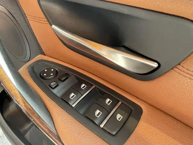 ＢＭＷ ３２０ｄ ラグジュアリー 高知県 2017(平29)年 3.1万km サファイアブラックP 純正ナビゲーション　/バックカメラ　/運転席・助手席パワーシート　/シートヒーター　/運転席シートメモリー　/アクティブクルーズコントロール　/ＣＤ／ＤＶＤデッキ　/茶革シート　/ＵＳＢ入力端子　/純正アルミホイール　/スペアキー
