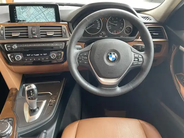ＢＭＷ ３２０ｄ ラグジュアリー 高知県 2017(平29)年 3.1万km サファイアブラックP 純正ナビゲーション　/バックカメラ　/運転席・助手席パワーシート　/シートヒーター　/運転席シートメモリー　/アクティブクルーズコントロール　/ＣＤ／ＤＶＤデッキ　/茶革シート　/ＵＳＢ入力端子　/純正アルミホイール　/スペアキー
