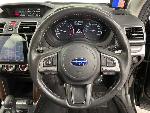 スバル フォレスター 道央・札幌 2016(平28)年 10.2万km クリスタルブラックシリカ ・4WD　　/アイサイト/・衝突被害軽減ブレーキ/・社外フローティングナビ　/・フルセグ/CD/DVD/BT/SD/・バックカメラ/・レーダークルーズコントロール/・ブラインドスポットモニター/・レザーシート/シートヒーター/・パワーシート/シートポジションメモリー/・電動リアゲート/・ステアリングヒーター/・社外前方ドライブレコーダー/・MT付AT/パドルシフト/・積込冬タイヤ純正AW18インチ/・ヒルディンセントコントロール/・ETC